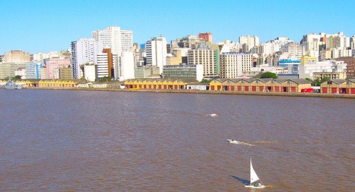 Porto Alegre, vista pelo lado do Guaíba. Foto: flickr.com/photos/canoafurada