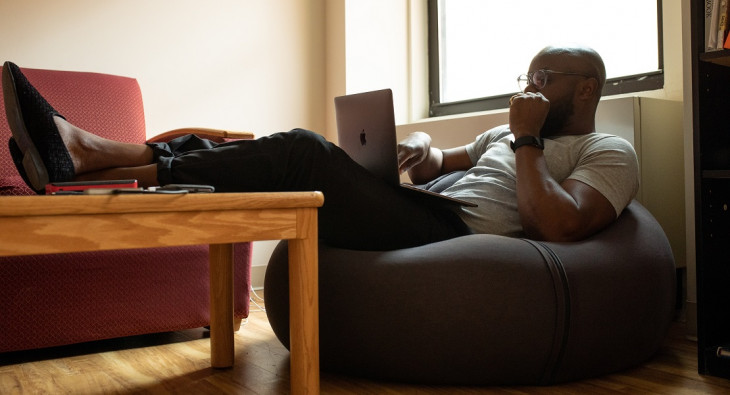 Não trabalhe assim, é ruim para a coluna. Foto: Pexels.