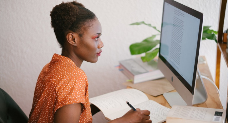 Muitos alunos dizem não aproveitar o ensino a distância. Foto: Pexels.