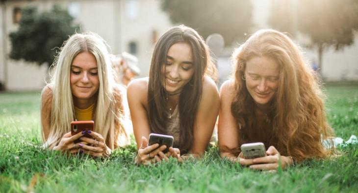 Garotas monitorando redes sociais. Foto: Pexels.