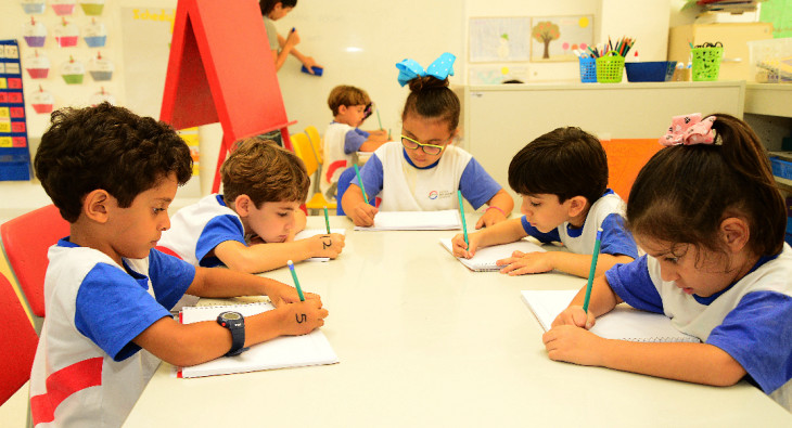 Escola oferece educação em estilo internacional, com aulas ministradas em inglês. Foto: divulgação.