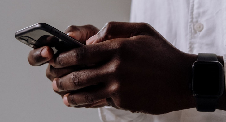 Aplicativo é parte das ações da TIM para o mês da Consciência Negra. Foto: Pexels.