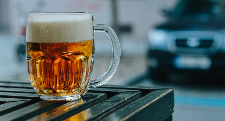 Pilsner Urquell é uma boa cerveja pilsen da República Tcheca. Foto: Pexels.