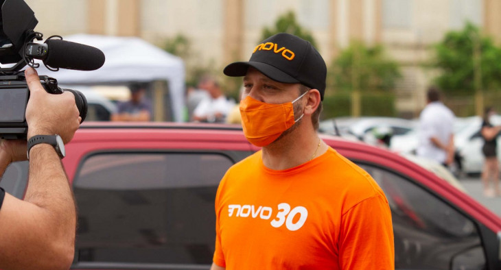 Adriano Silva durante a campanha eleitoral. Foto: Divulgação, Novo.