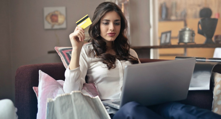 Aqui de boas, comprando pela Internet. Foto: Pexels.