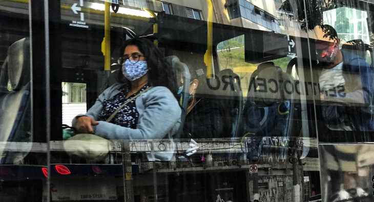 Passageira de ônibus em São Paulo. Foto: Roberto Parizotti/FotosPublicas