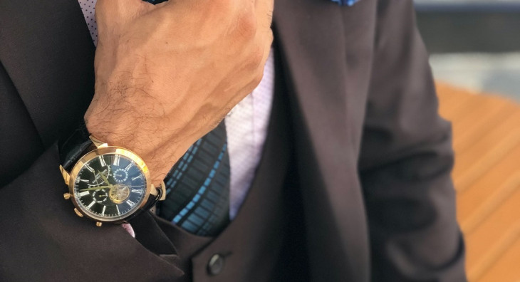 Relógio de luxo é um objeto de status. Foto: Pexels.