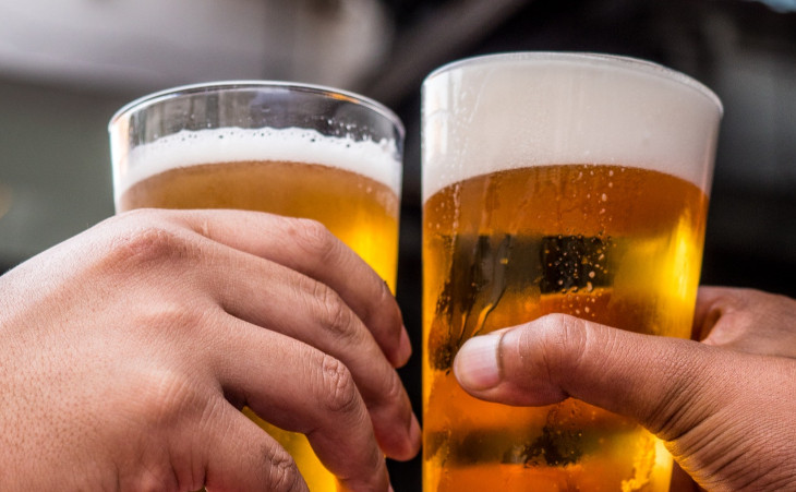 A empresa fabrica mais de 500 marcas de bebidas. Foto: Pexels.