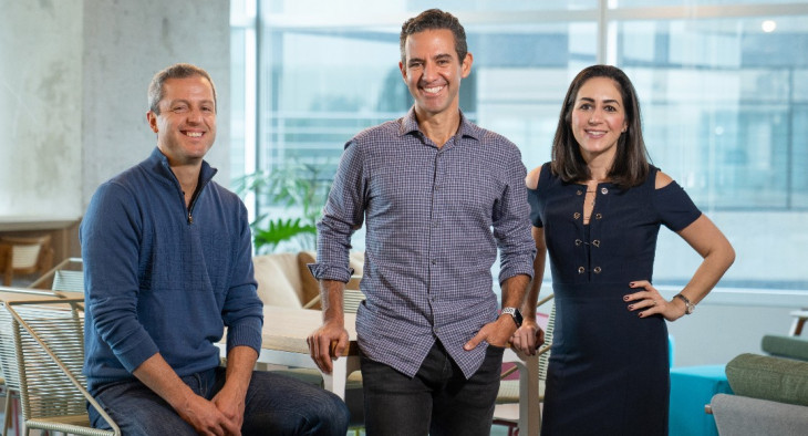 Fernando Miranda, CEO da Easynvest; David Vélez e Cristina Junqueira, fundadores do Nubank. Foto: divulgação.