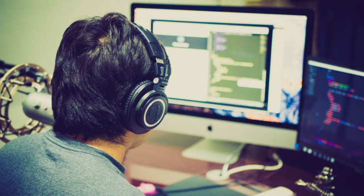A ONG Junior Achievement emprestará computadores e provedores de internet para quem não tiver. Foto: Pexels.