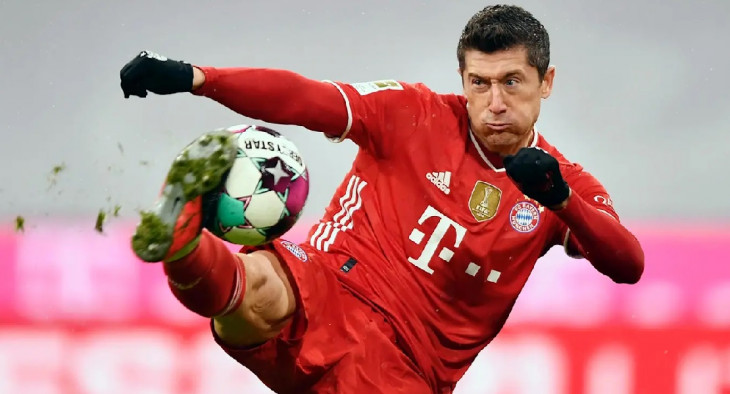 Jogador do Bayern de München maltratando a bola. Foto: Divulgação/Bayern.