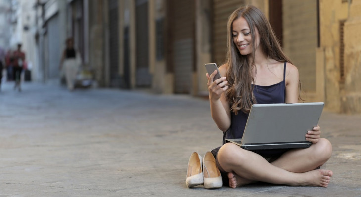 Profissional freelancer decide trabalhar de pé descalço no meio da rua. Foto: Pexels.
