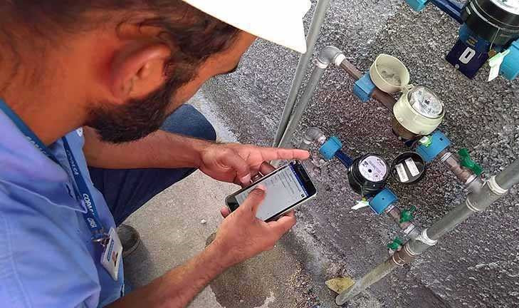 Funcionário da Copasa faz manutenção de equipamento. Foto: Divulgação.