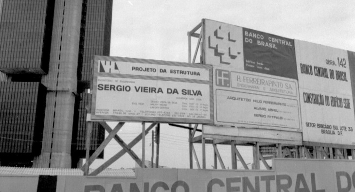 Pode botar também uma placa da Red Hat. Foto: Banco Central.