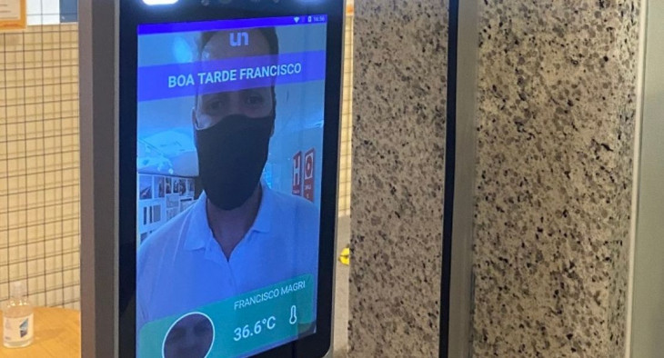 A tecnologia de biometria facial da Unike Technologies controla o acesso e verifica a temperatura dos funcionários. Foto: Divulgação.