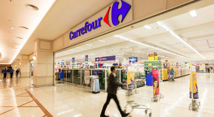 Cliente em loja do Carrefour. Foto: Divulgação.