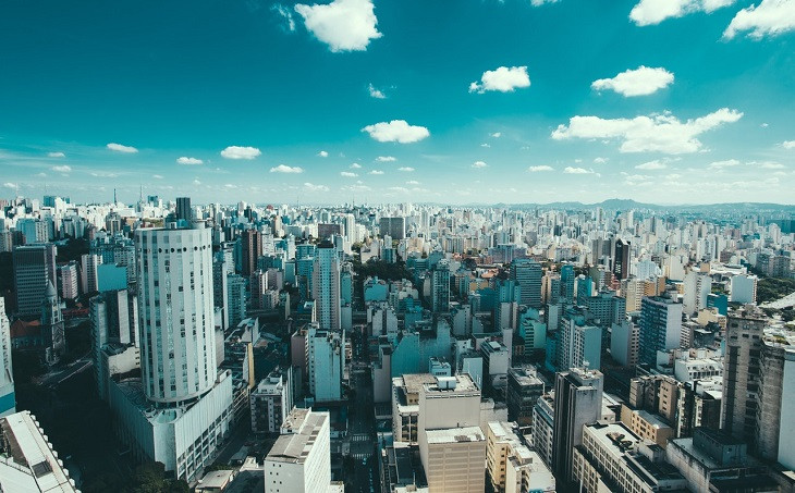 Milhares de condomínios estão atrasados nessa foto. Foto: Pexels.