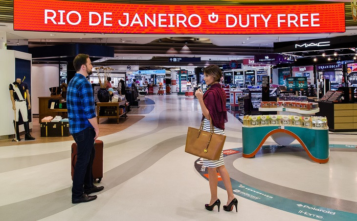 Clientes da Dufry em loja no Rio de Janeiro. Foto: Divulgação.