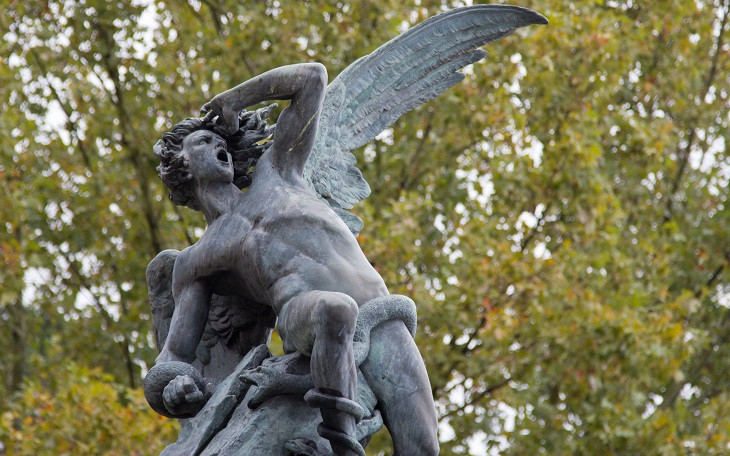 Fonte do Anjo Caído no parque Bom Retiro, em Madri. Foto: Wikimedia Commons.