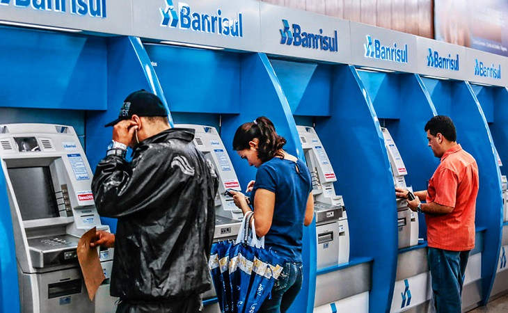 Clientes em uma agência do Banrisul. Foto: Divulgação.