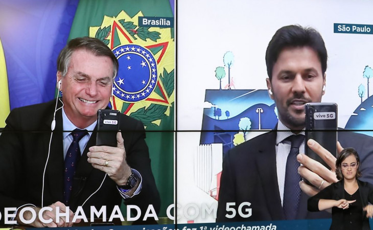 Jair Bolsonaro e Fábio Faria em chamada de vídeo para divulgar o 5G. Foto: Marcos Corrêa/PR.