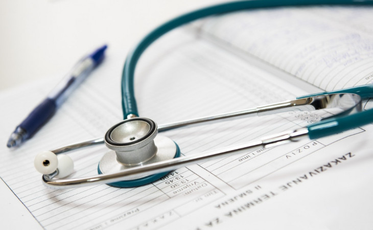 Fundada em 1990, a Nossa Saúde oferece assistência médica com rede própria e rede credenciada. Foto: Pexels.