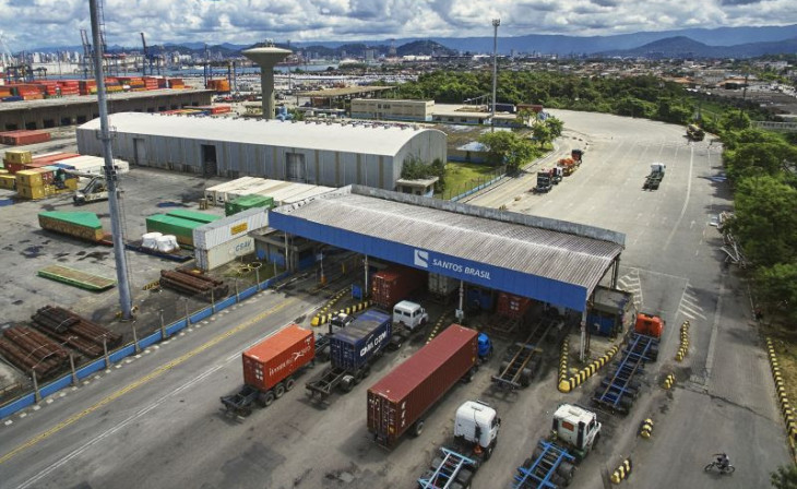 Chegada dos caminhões ao Tecon Santos, no Guarujá. Foto: divulgação.