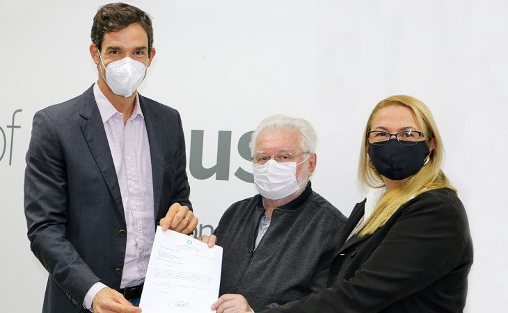 Márcio Biolchi com o reitor da Unisinos, Marcelo Aquino, e Susana Kakuta, do Tecnosinos.