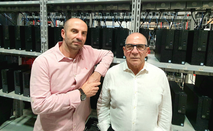 Vitor Junior e Vitor Azevedo, sócios da Microexato, no Laboratório de Testes Automatizados da empresa. Foto: divulgação.