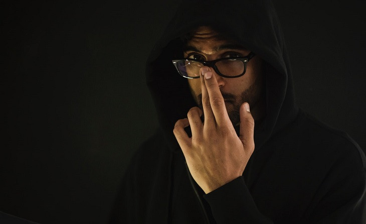 Hackers estão sempre de capuz, independente do tempo. Foto: Pexels.