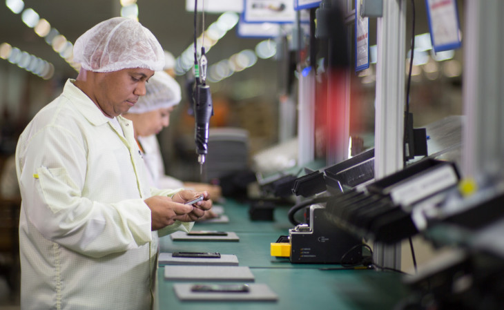 Linha de produção da Positivo Tecnologia. Foto: divulgação.