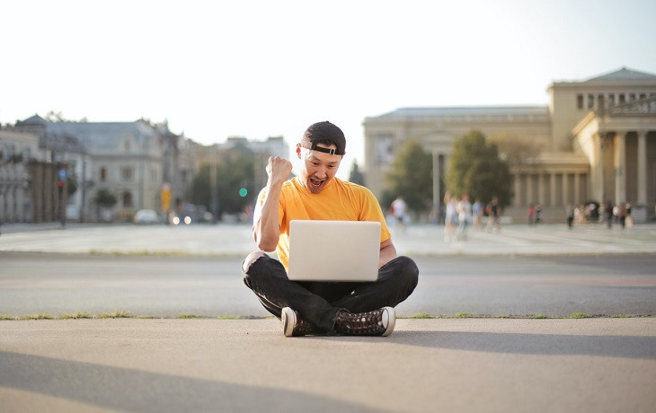 Não faça seus freelas sentado no meio da rua. É uma má ideia. Foto: Pexels.