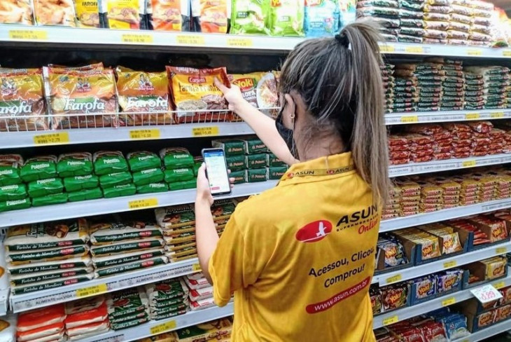 Funcionária da Asun de olho nas prateleiras. Foto: Divulgação.