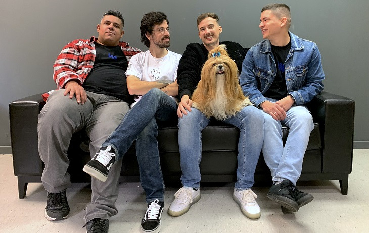 Leonardo Reis, Theodoro Mota, Matheus Frozzi e Uriel Battanoli. A cachorrinha se chama Chanel.