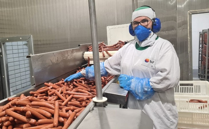 Funcionário da BRF na linha de produção. Foto: Divulgação.