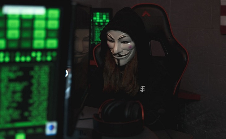 Hackers são conhecidos por trabalhar de máscara. Foto: Pexels.