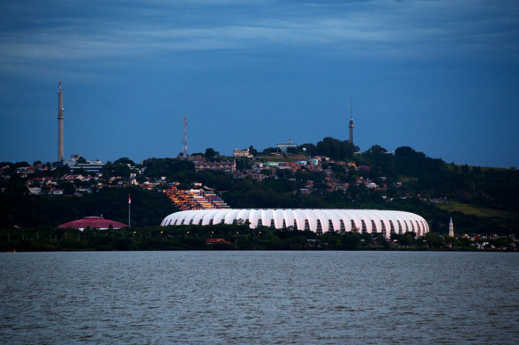 Rio Guaíba, com o estádio Beira Rio ao fundo. Foto: Renato Soares - MTUR