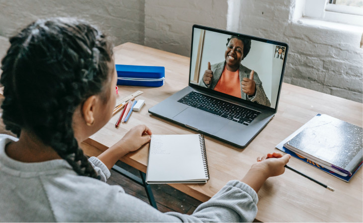 Escola é especializada em aulas de inglês on-line. Foto: Pexels
