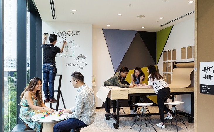 Funcionários do Google, em atividades com ar descontraído. Foto: Google.