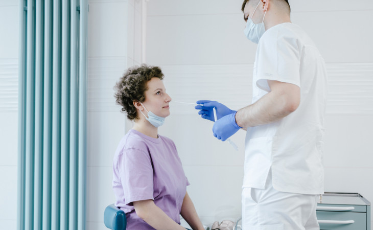 Com o auto exame, a população poderá fazer a coleta de secreção nasal em casa, sem o auxílio de profissionais. Foto: Pexels