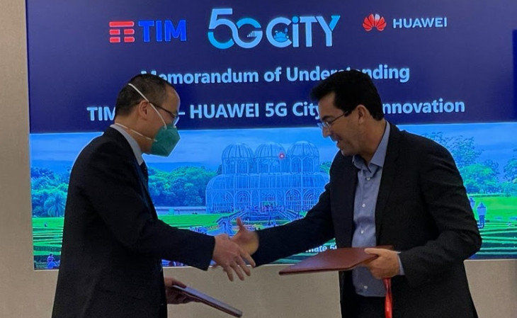 Cao Ming, da Huawei, e Leonardo Capdeville, da TIM Brasil. Foto: divulgação.