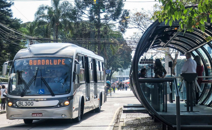 Ataque aconteceu um dia após a Prefeitura de Curitiba anunciar o reajuste da tarifa do transporte coletivo. Foto: Divulgação