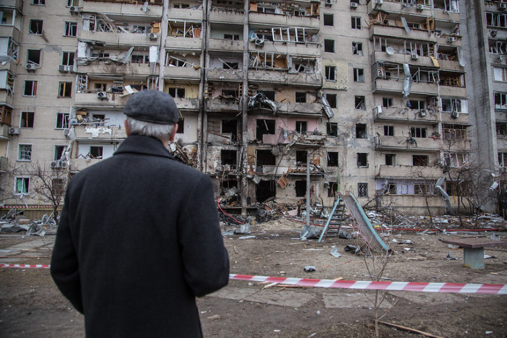 Homem contempla destruição em Kiev, capital da Ucrânia. Foto: Oleksandr Ratushnyak / UNDP Ukraine.