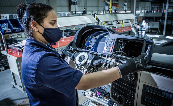 Funcionária da VW no Brasil. Foto: Volkswagen/Divulgação