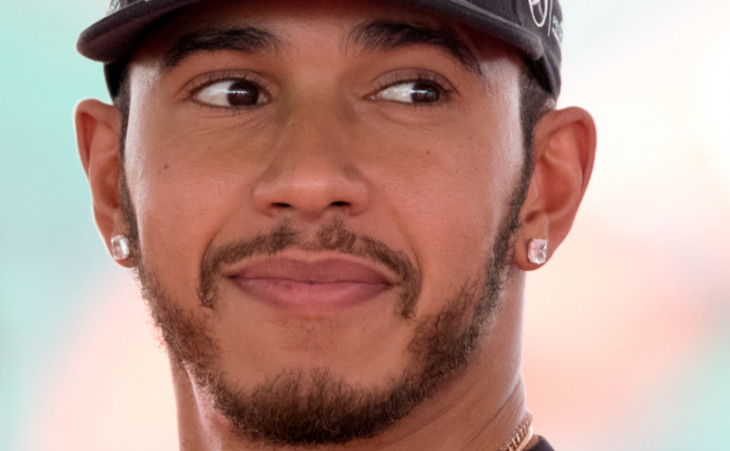 Sete vezes campeão mundial de Fórmula 1, Hamilton falará sobre a sua trajetória no esporte. Foto: Pexels