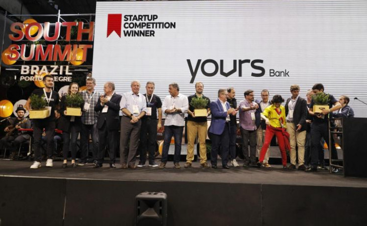 Momento da premiação, durante o South Summit. Foto: Pedro Piegas/PMPA.