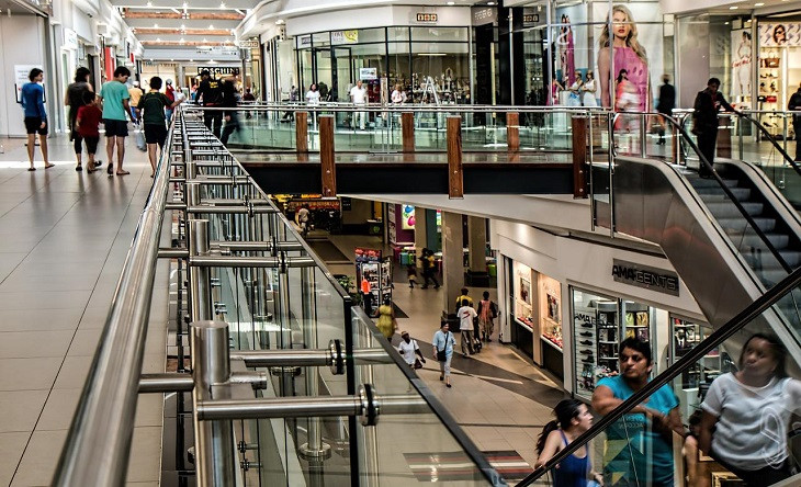 Consumidores em shopping center. Foto: Pixabay.
