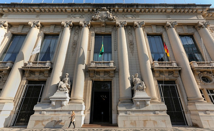 Funcionária deixa o Piratini, sede do executivo gaúcho. Fotos: Felipe Dalla Valle/Palácio Piratini.