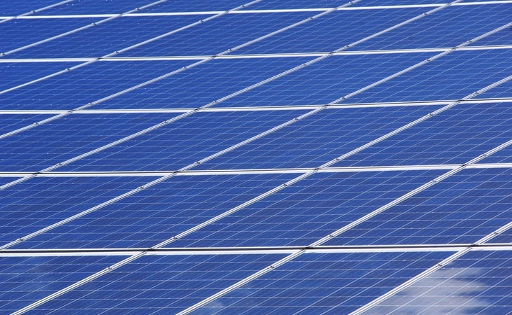 Empresas tem investido em fontes limpas de energia. Foto: Pexels.