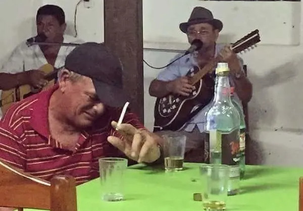 Aqui nessa mesa de bar, você já cansou de escutar, milhares de histórias de amor. Foto: Divulgação